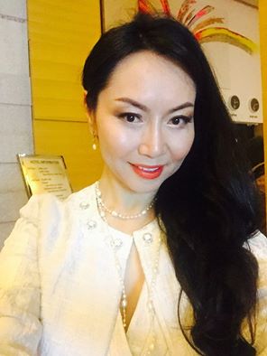 Дуучин Р.Лхамаа хагас нүцгэн зургаараа олны харцыг булаав